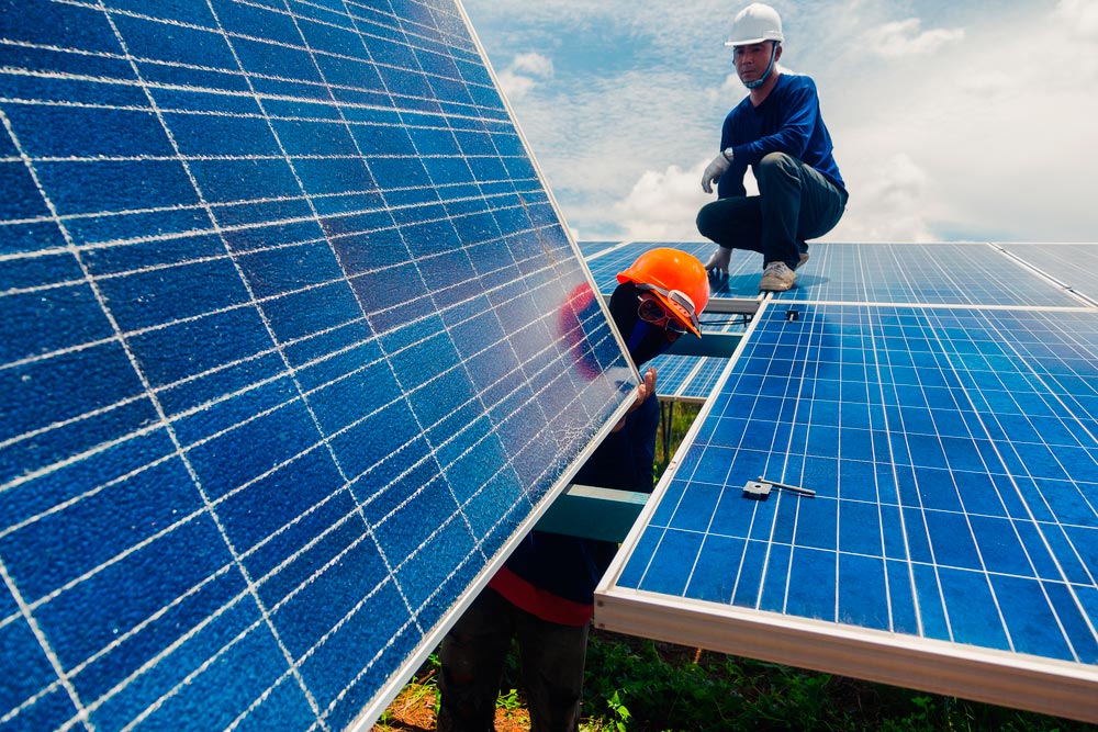 personal instalando páneles solares
